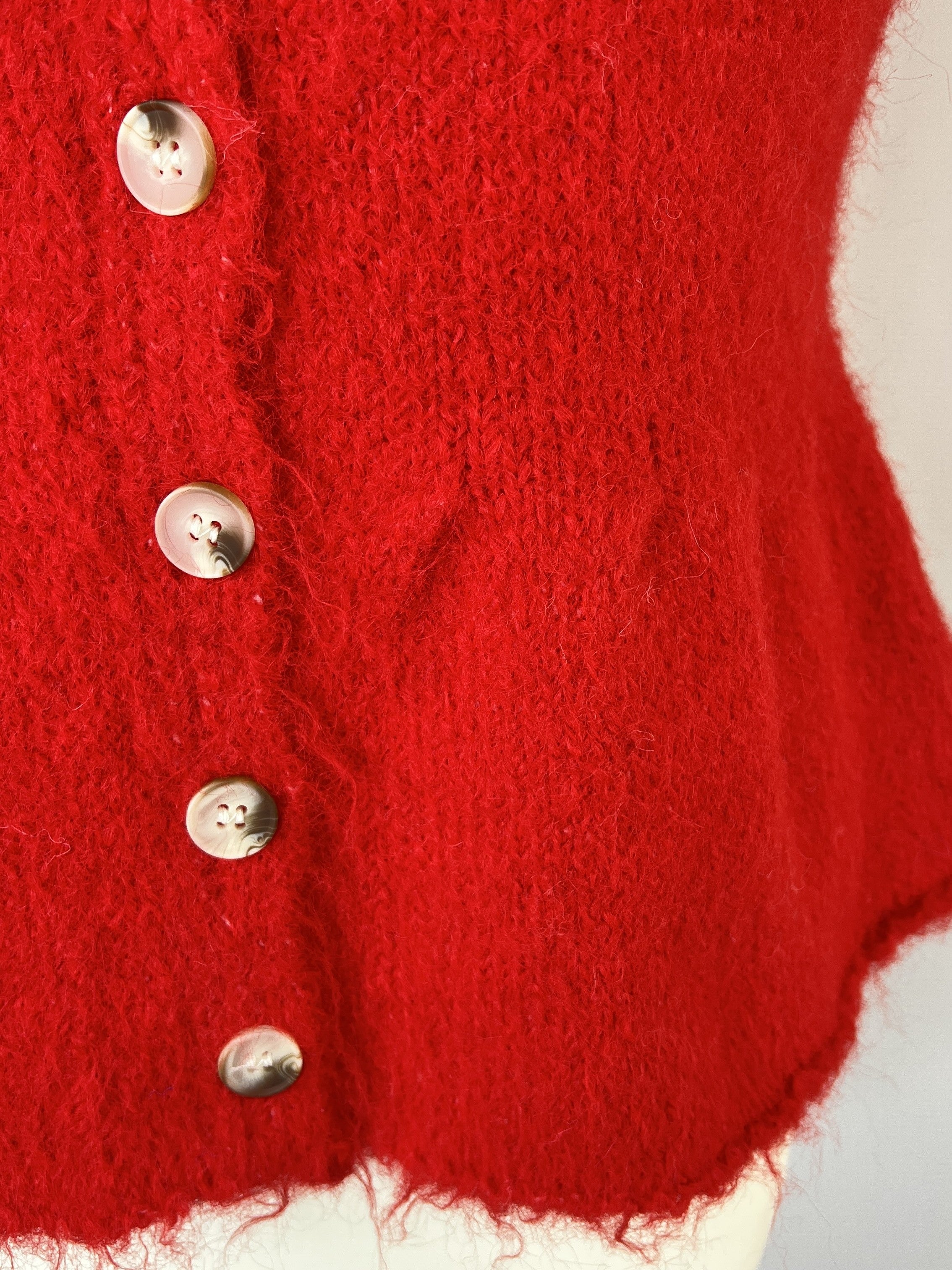 Rote Strickweste mit Knopfleiste