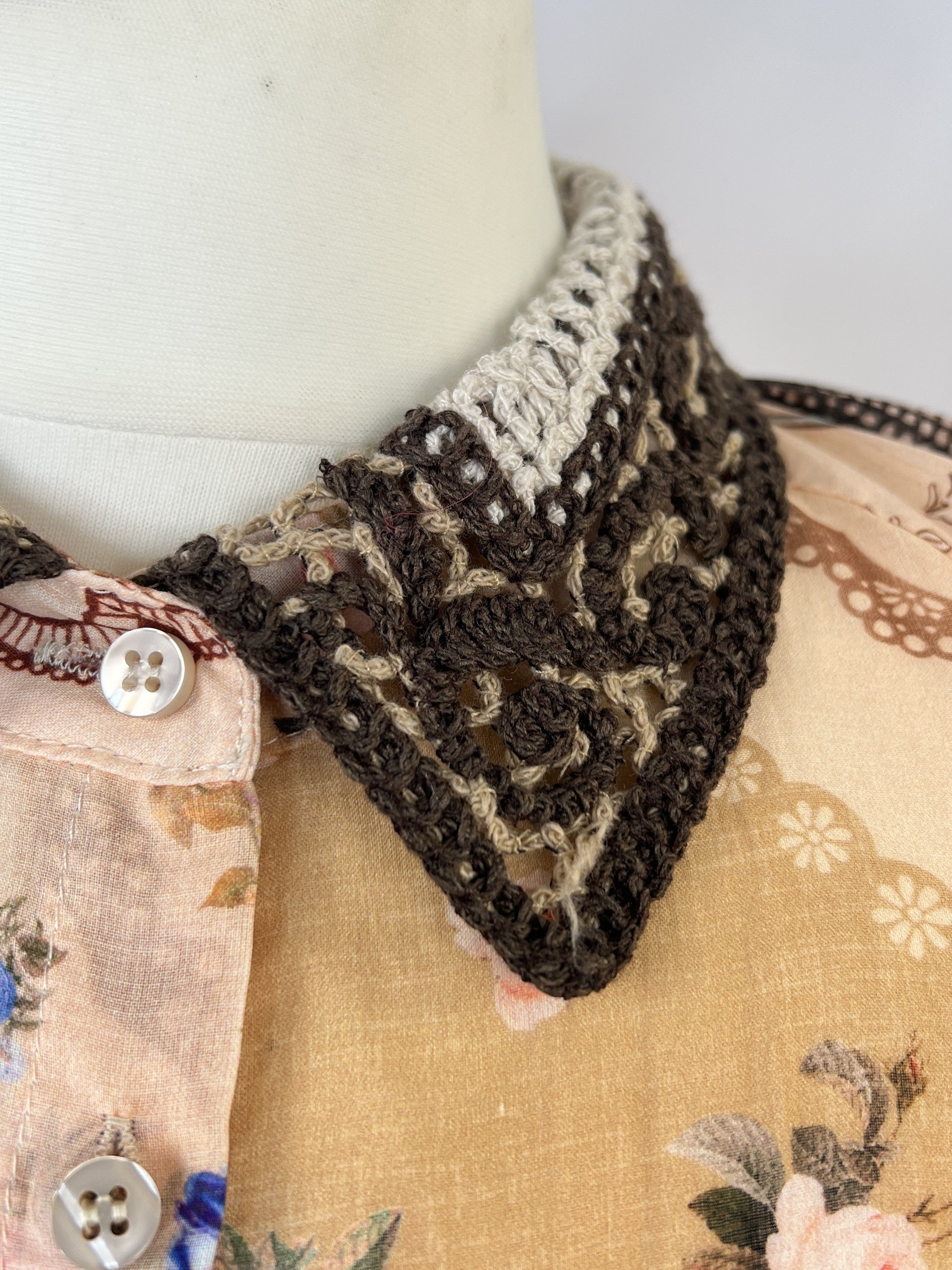 Lieblingsommerbluse Vintage | braun beige, Häkelkragen