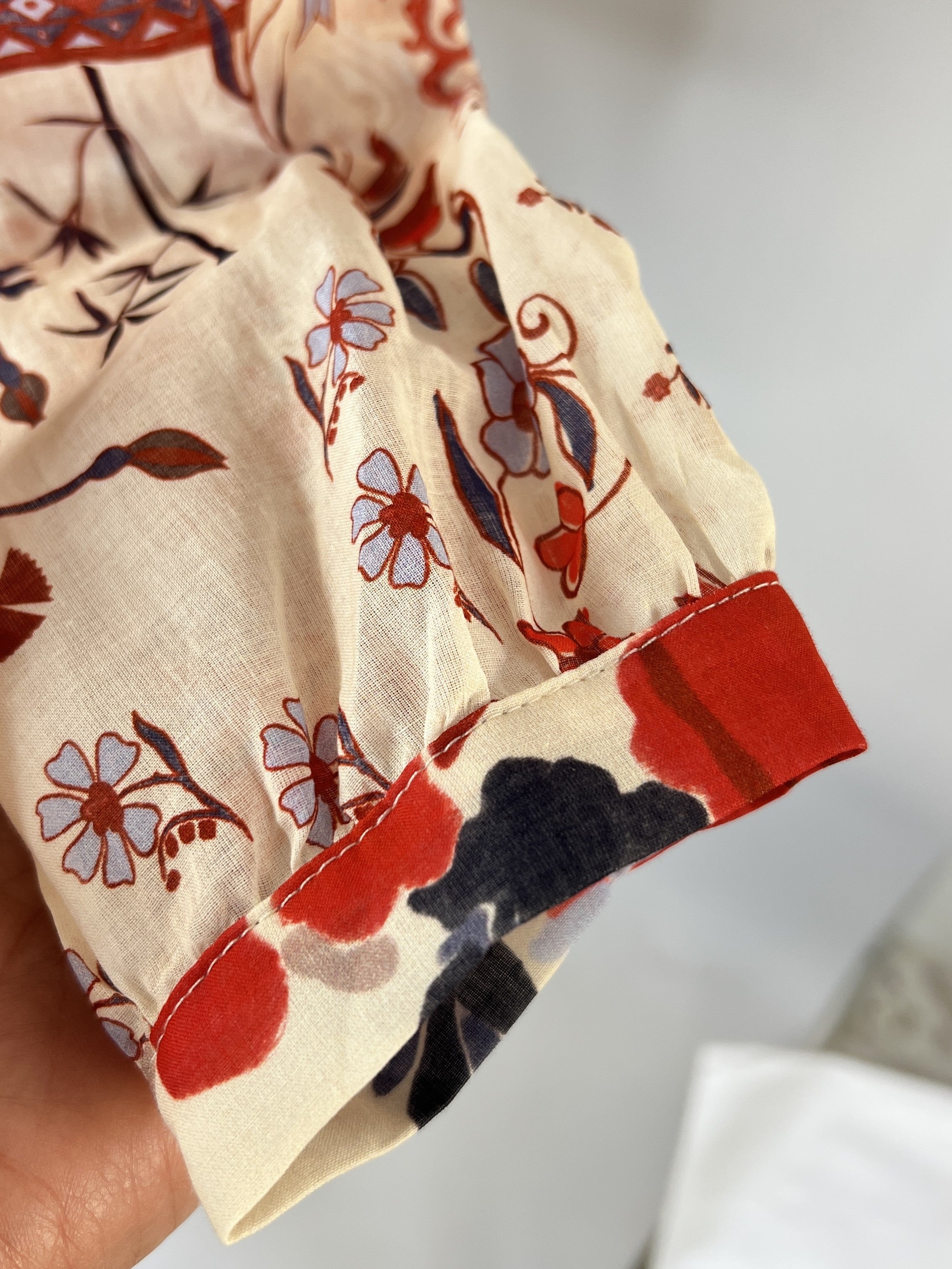 Lieblingsommerbluse Blumen | rot blau, Häkelkragen