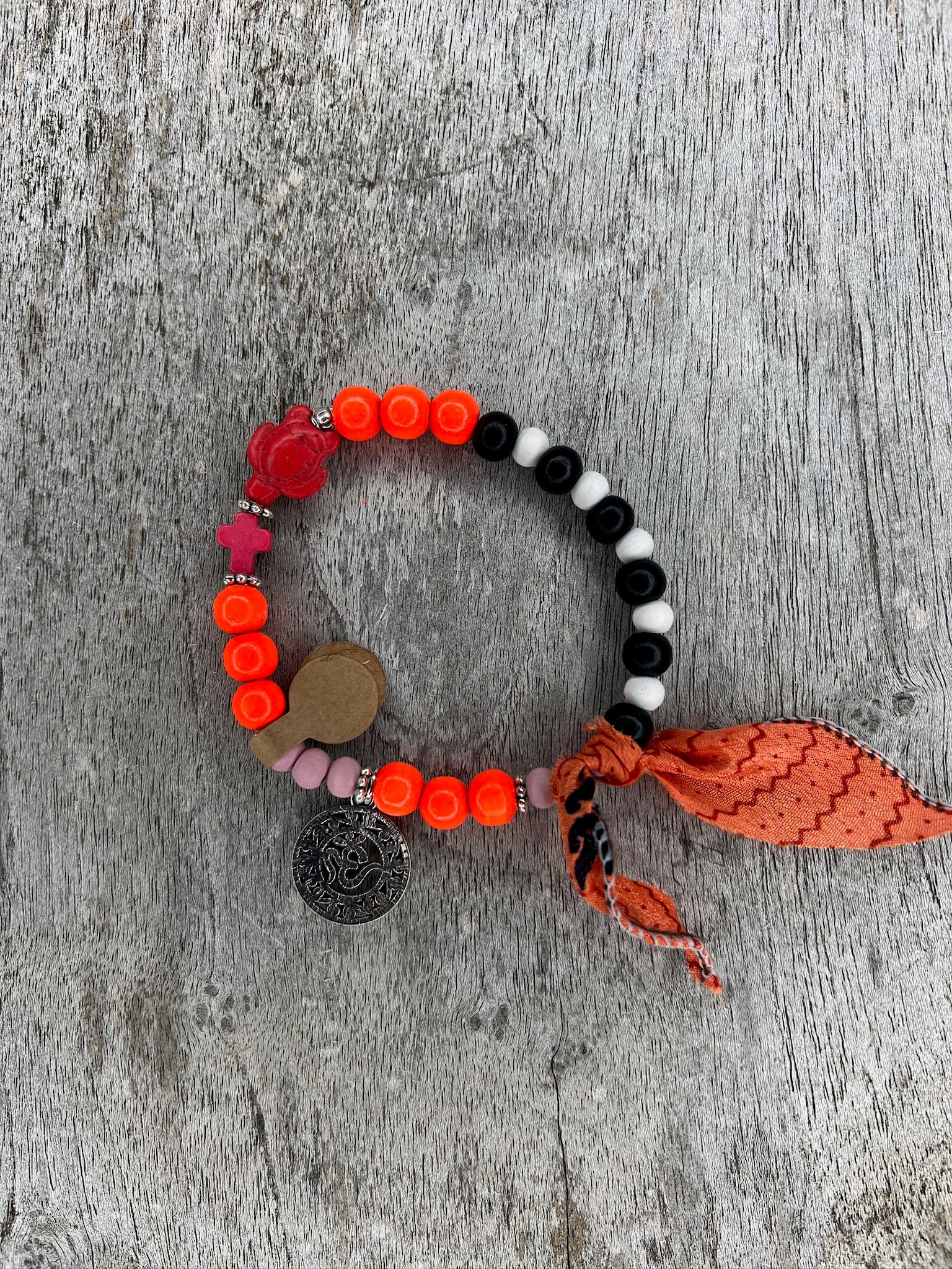 Hippiearmband Experimental | Holzperlen neonorange, schwarz