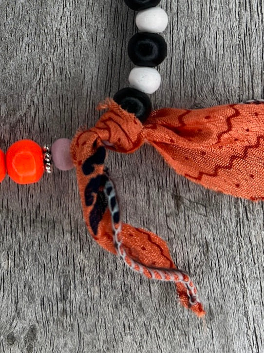 Hippiearmband Experimental | Holzperlen neonorange, schwarz