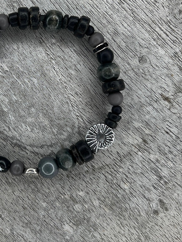 Hippiearmband Cala Vedella | Holzperlen schwarz, grau