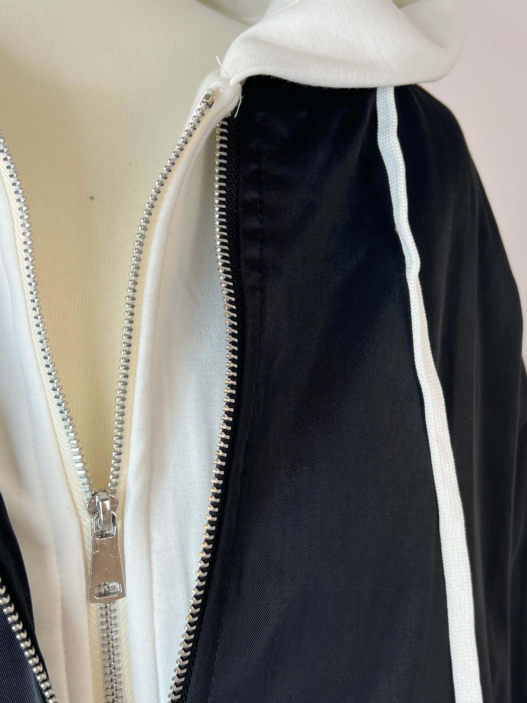 Bomberjacke schwarz | Kapuze weiß