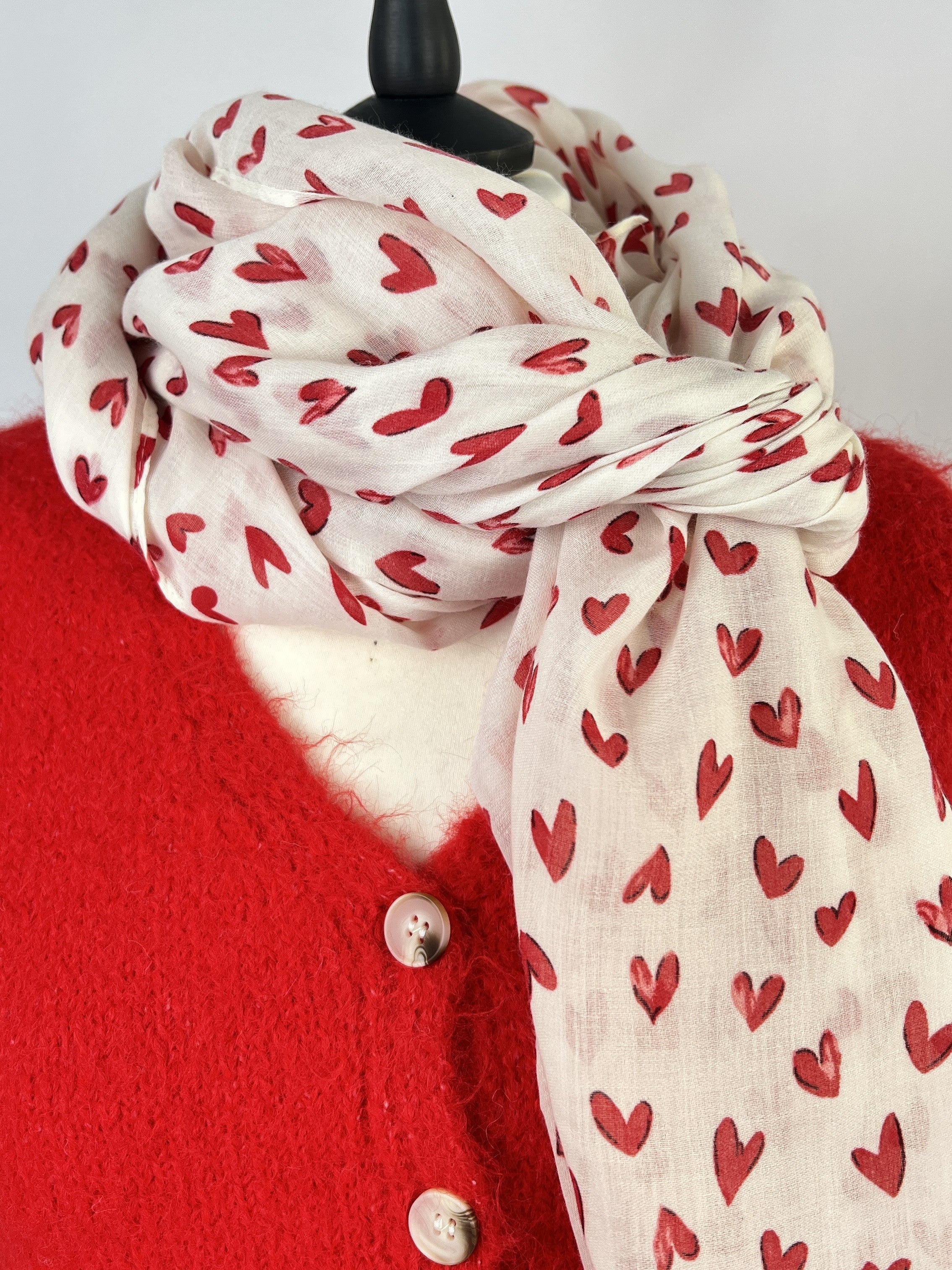 Rote Strickweste mit Knopfleiste