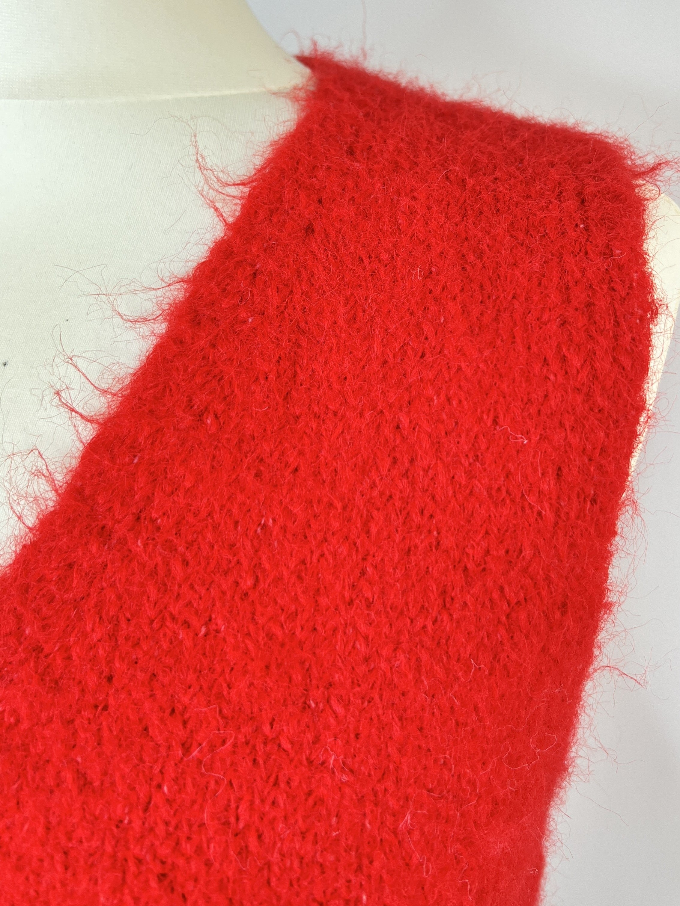 Rote Strickweste mit Knopfleiste