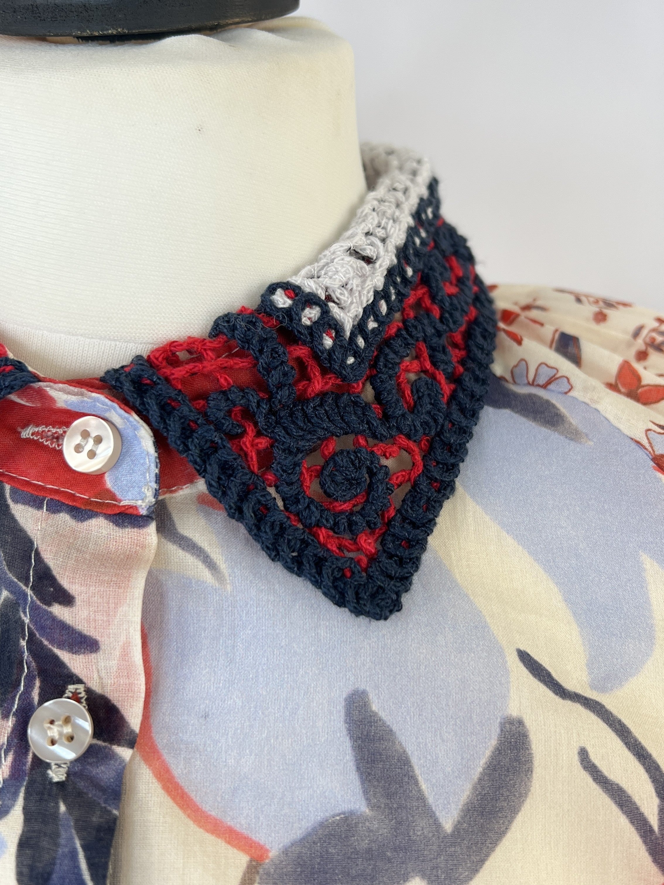 Lieblingsommerbluse Blumen | rot blau, Häkelkragen