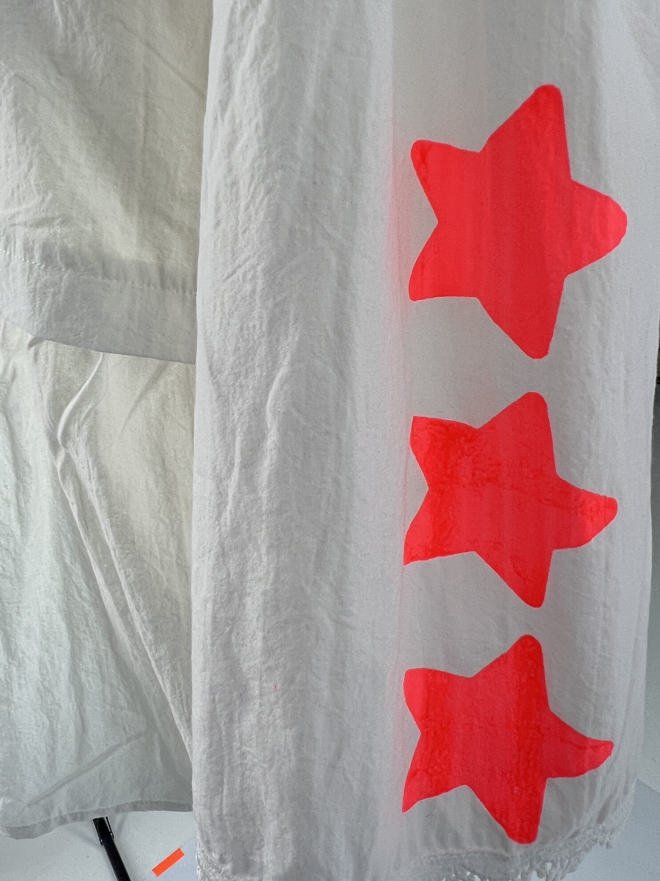 Weiße Bluse mit Knopfleiste | Neon Sternchen Print, 100% Baumwolle