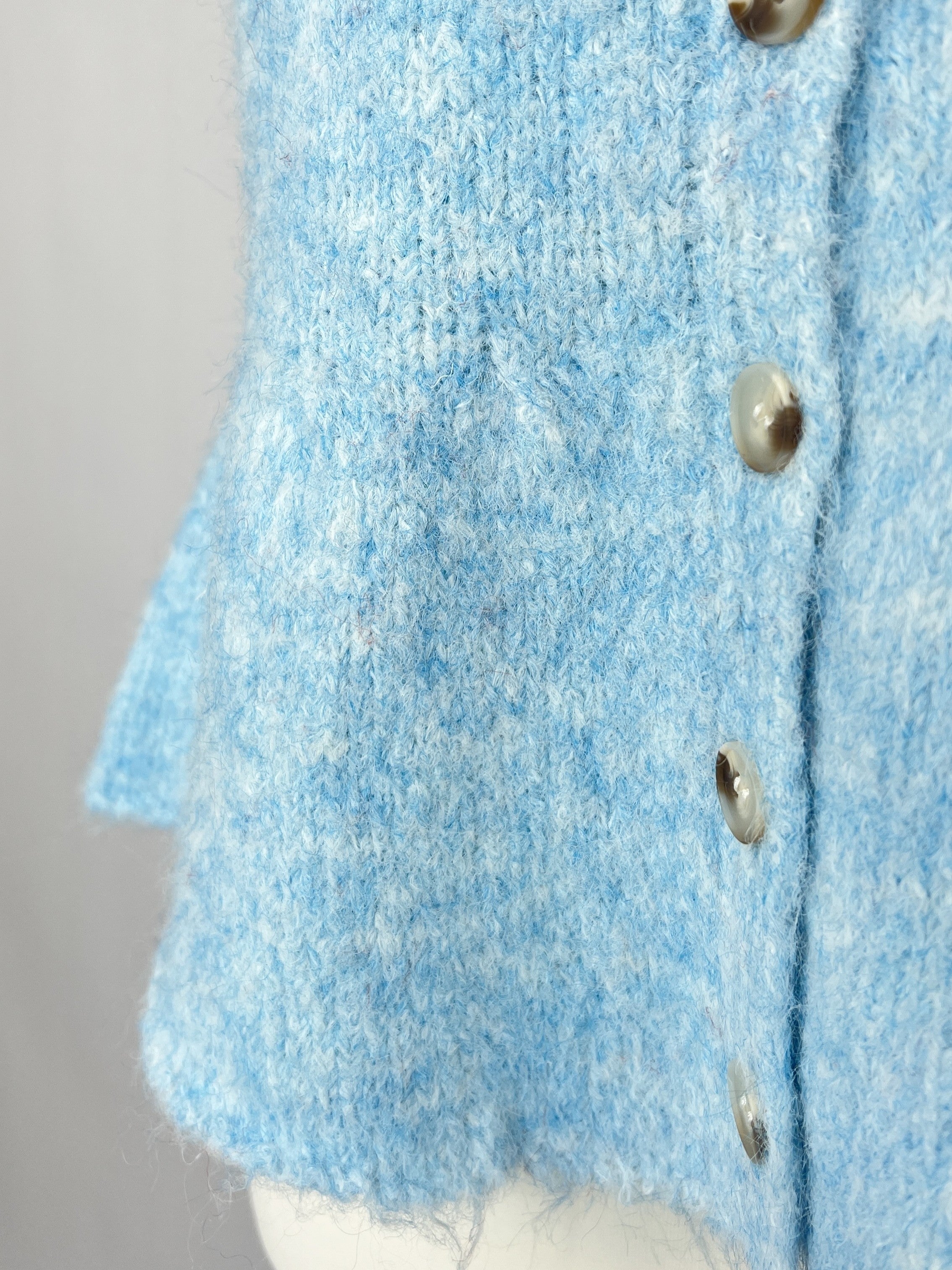 Blaue Strickweste mit Knopfleiste