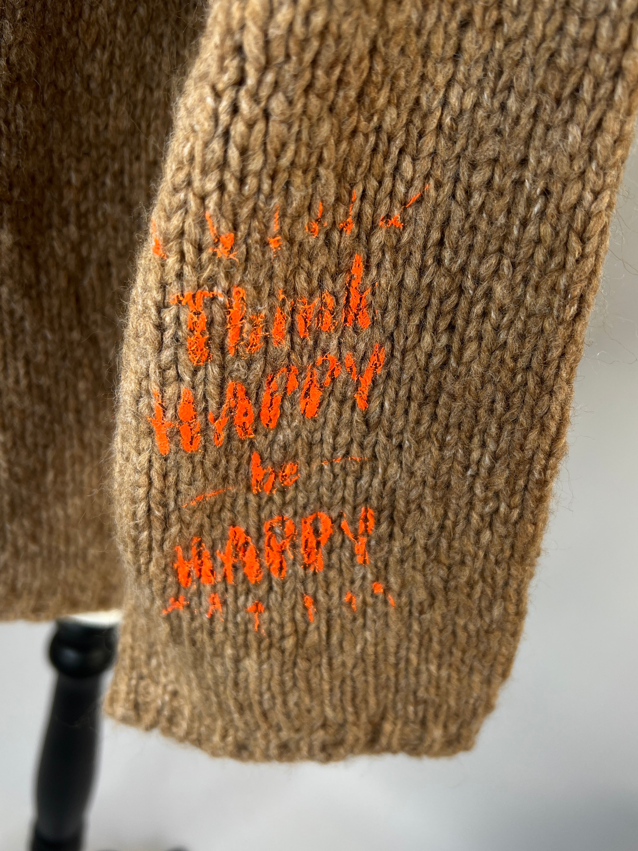 Strickpullover mit Kapuze | camel, Happy Be Happy Print