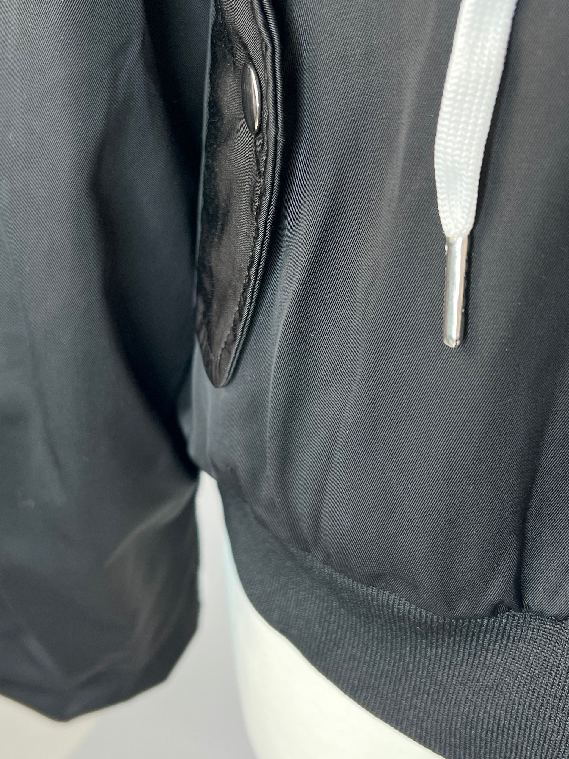 Bomberjacke schwarz | Kapuze weiß