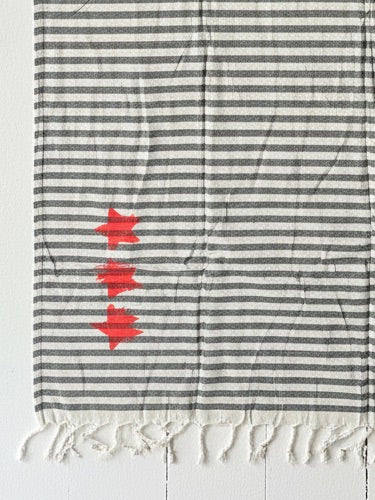 Strandtuch anthrazit/beige gestreift | mit Print in neonorange